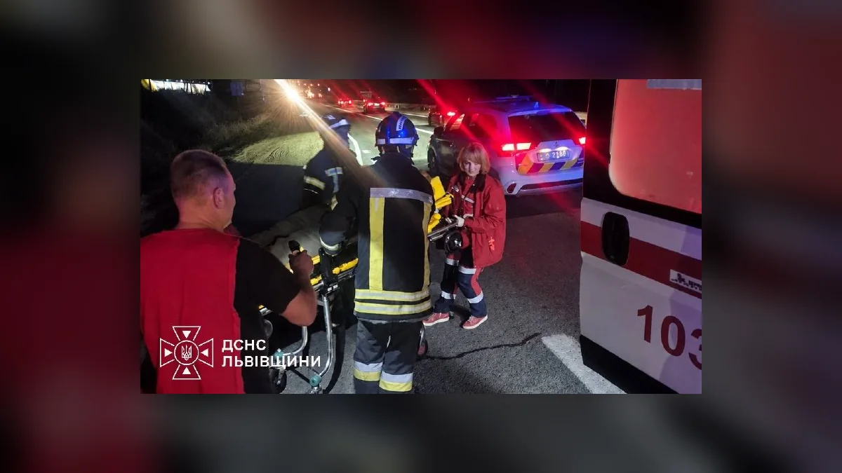 Поблизу Соснівки у ДТП зіткнулися дві вантажівки: рятувальники визволили водія