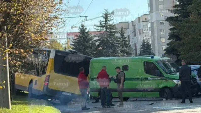 У Львові на Науковій зіткнулися автобус №51 та інкасаторське авто