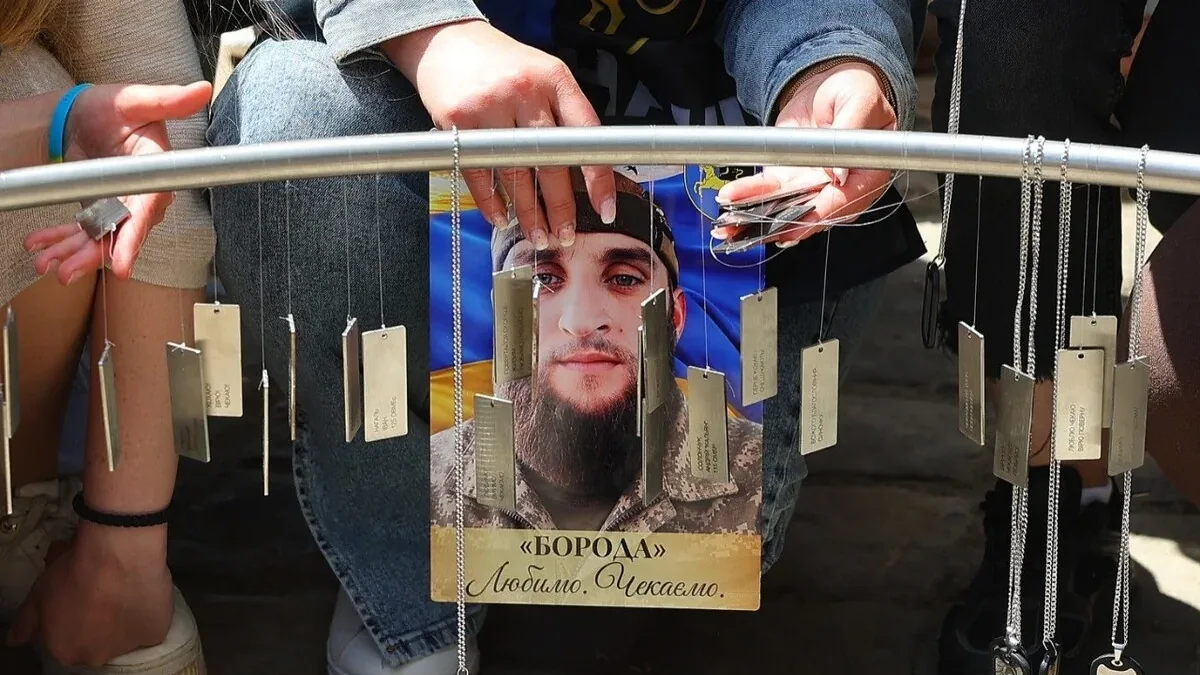 На площі Ринок у Львові розмістили 860 жетонів полонених і зниклих захисників
