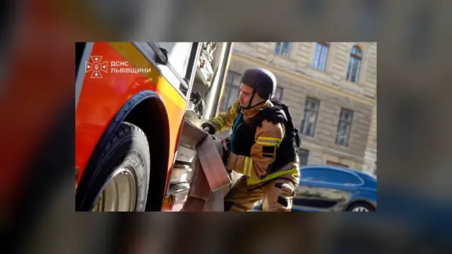 У селі Бірки ліквідували пожежу в будівлі з електромобілем