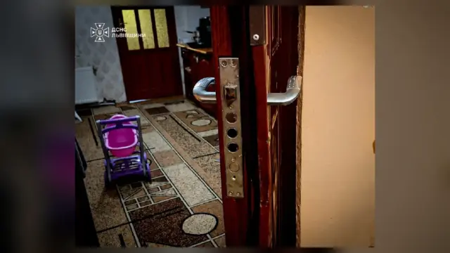 У Жовкві рятувальники відчинили двері квартири, де зачинилася трирічна дитина