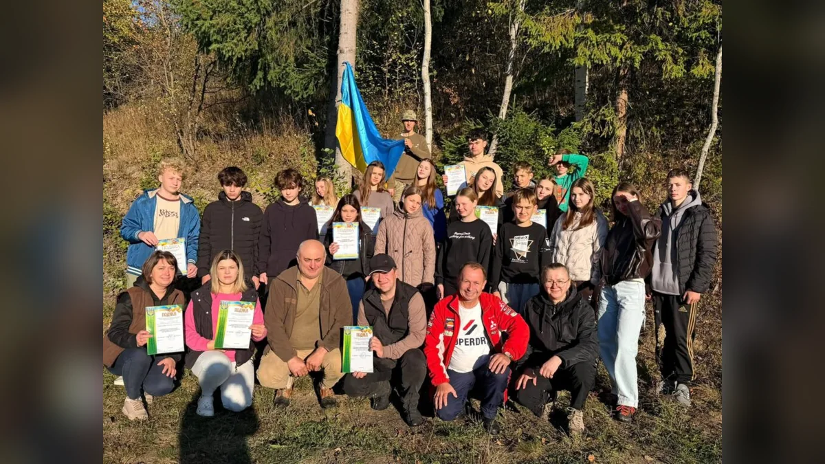 Вихованці центру туризму Львівщини піднялися на гору Менчіл у Славському